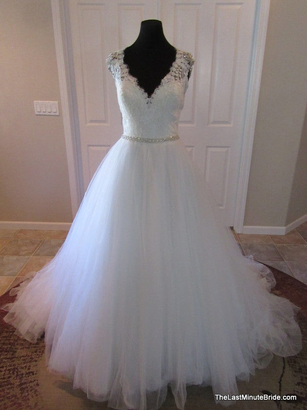 Allure Bridal Wedding Dress Never Worn - Size 10 (street 6