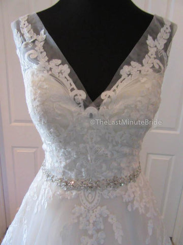  V-neck Wedding Dress